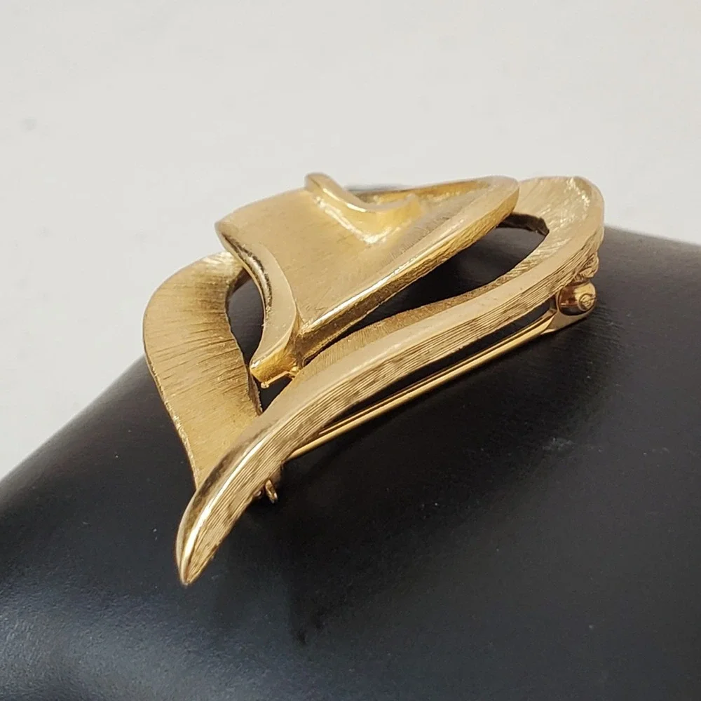 Vintage Crown Trifari Brushed Gold Tone Mid Century Modern MCM Leaf Brooch 1950s
